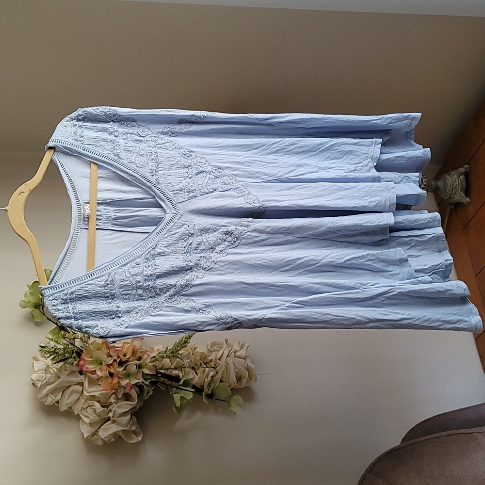 Free People light blue high low top tee